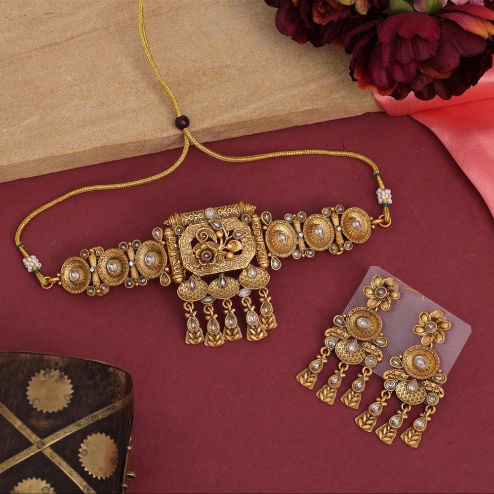 Traditional gold bonded kundan choker with earrings.